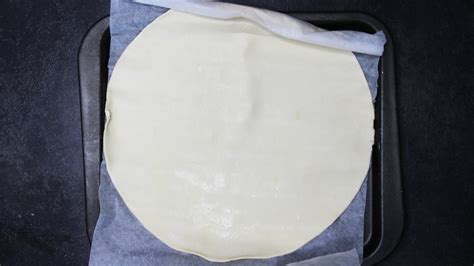 Pâte feuilletée étalée sur un plan de travail