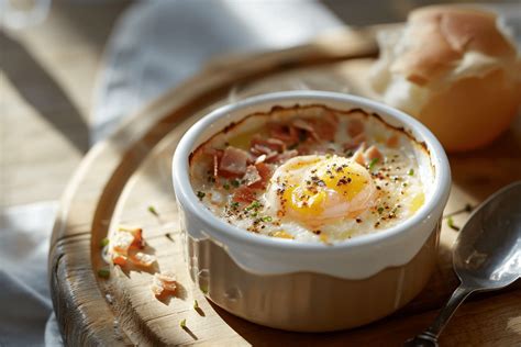 Vue rapprochée d'un œuf cocotte dans un ramequin