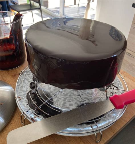 Application de glaçage miroir sur un entremets congelé avec une grille