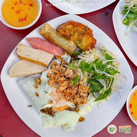Assortiment de plats vietnamiens avec une sauce nuoc mam