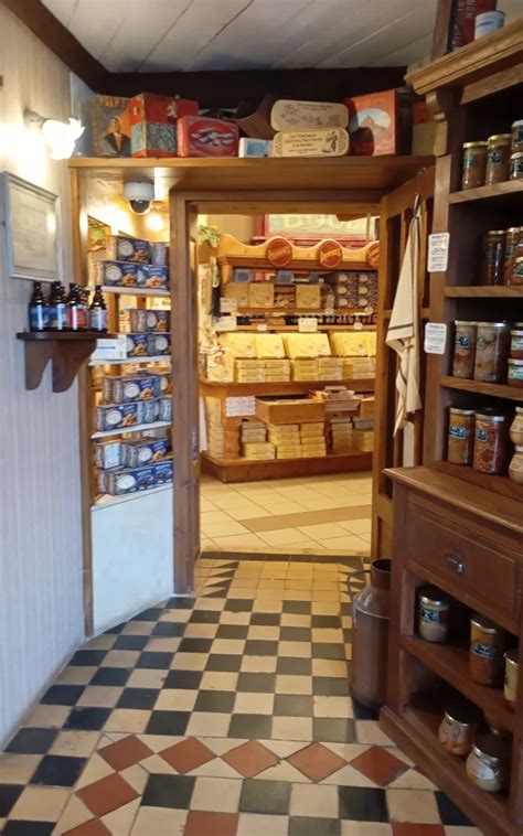 Intérieur d'une épicerie fine avec des produits artisanaux disposés sur des étagères