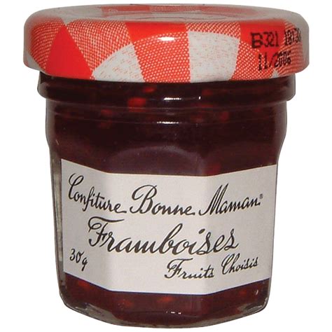 Gros plan sur un pot de confiture de légumes artisanale avec des ingrédients visibles