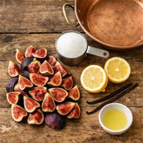 Ingrédients pour la confiture de figues dans une bassine en cuivre