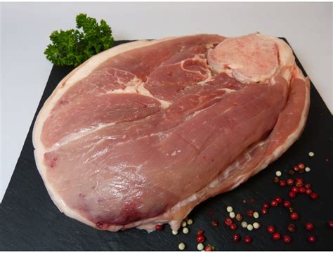 Rouelle de porc crue avec os