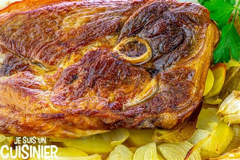 Plat de rouelle de porc servie avec pommes de terre rôties et herbes