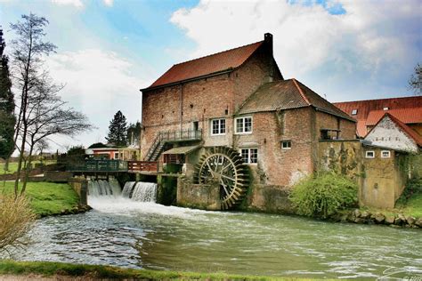 Ancien moulin à eau avec meules