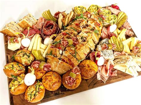 Plateau apéritif avec grattons et charcuterie lyonnaise
