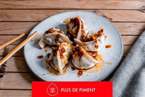 Raviolis frits au porc servis avec une sauce.