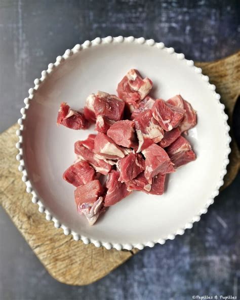 Découpe précise de filet mignon en cubes réguliers