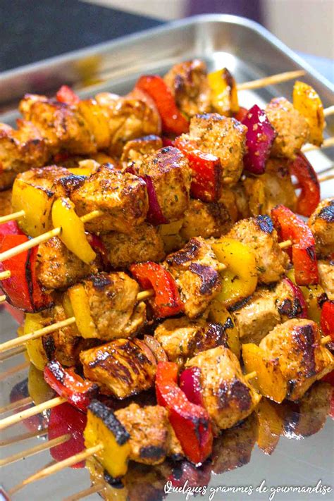 Brochettes colorées de filet mignon, poivrons et oignons sur un barbecue