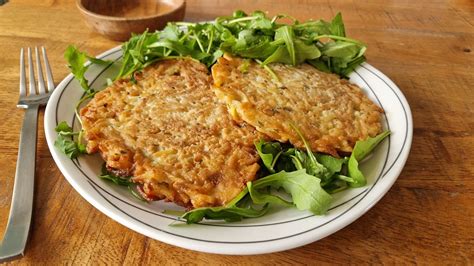 Assiette avec galette de pomme de terre, œuf au plat et salade