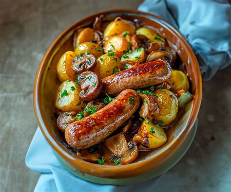 Assiette de saucisses fraîches rôties au four avec pommes de terre et légumes variés