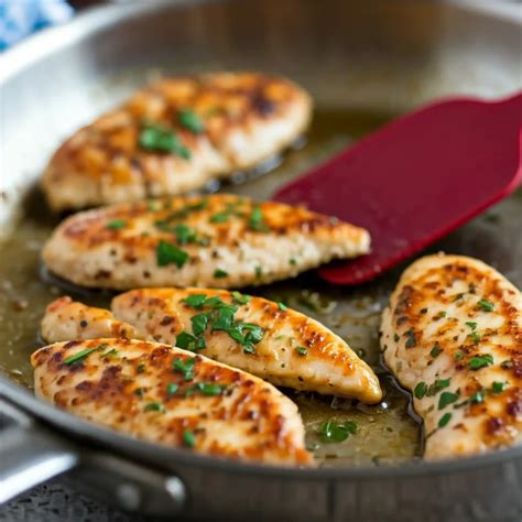 Lanières de poulet dorées dans une poêle