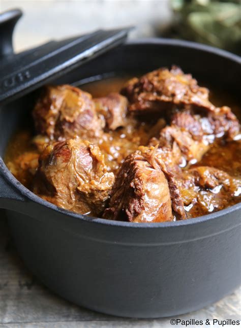 Miel coulant sur des joues de porc dans une cocotte