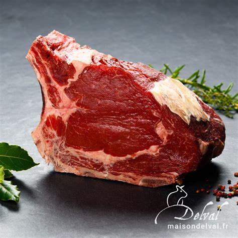 Une pièce de basse côte de bœuf crue