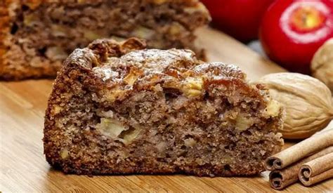 Cake aux pommes, noix et cannelle coupé en tranches