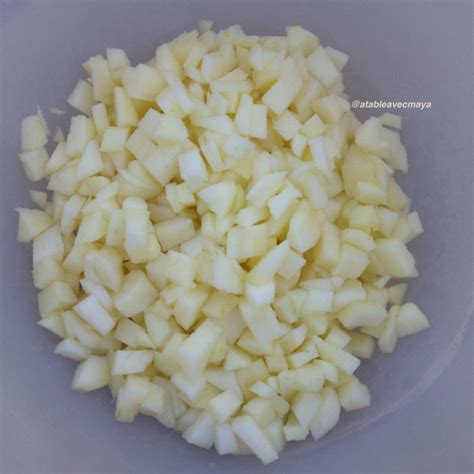 Gros plan sur des morceaux de pommes et de noix