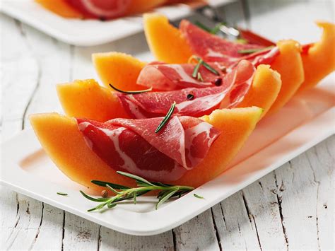 Image d'un plat monté de melon au jambon et copeaux de parmesan