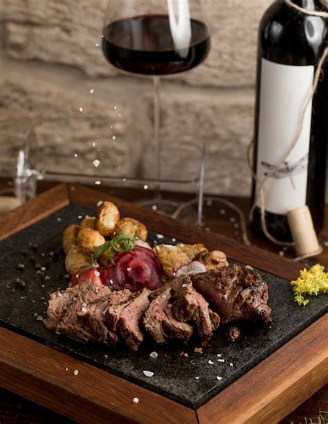 Verre de vin rouge et steak