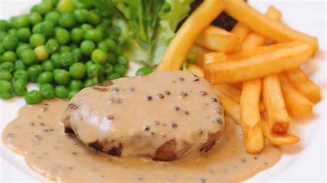 Plat de viande avec sauce au poivre