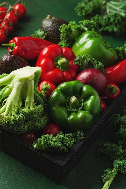 Assortiment de poivrons rouges et tomates mûres