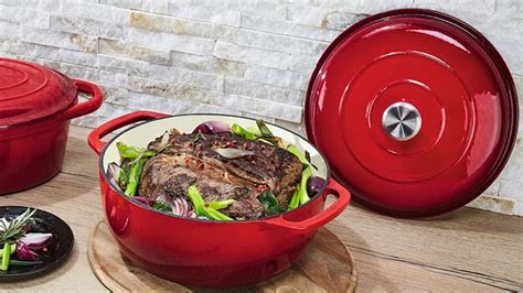 Une variété de cocottes en fonte de différentes couleurs