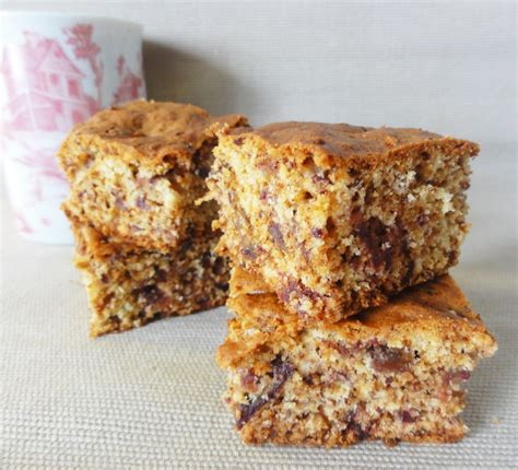 Gâteau aux dattes coupé en carrés