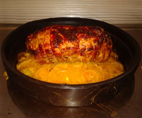 Ingrédients d'un rôti de porc : moutarde, miel, herbes, épices