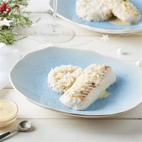 Assiette de gratin de cabillaud avec riz basmati et légumes verts