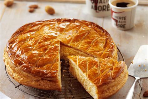 Une tranche de brioche dorée recouverte de frangipane et d'amandes effilées