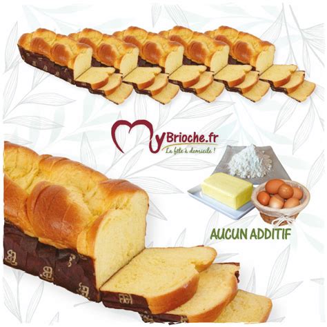 Planches de brioche coupées en tranches régulières