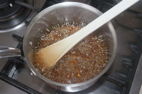 Casserole avec du sirop bouillonnant