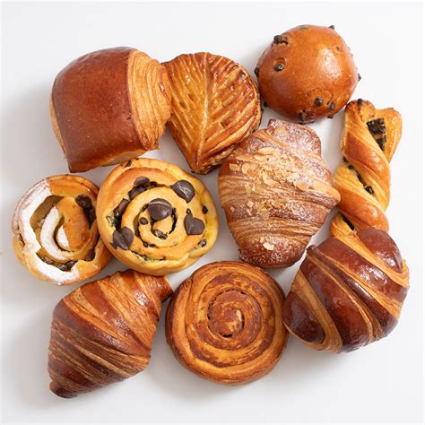 Une sélection de viennoiseries françaises, dont un bostock