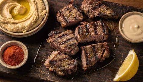 image d’agneau mariné et houmous