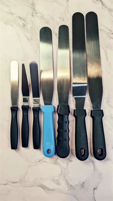 une sélection de spatules à crêpes de différentes formes et matériaux