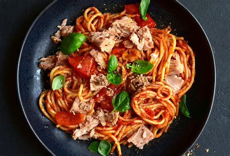 Plat de pâtes au thon et sauce tomate
