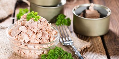 Boîte de thon et tomates