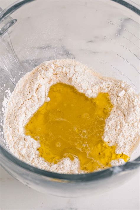 Préparation de la pâte brisée à l'huile d'olive par secouage