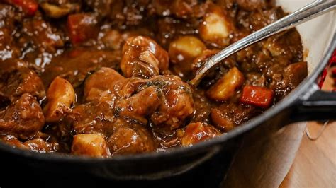 Pattes de cochon dans une casserole