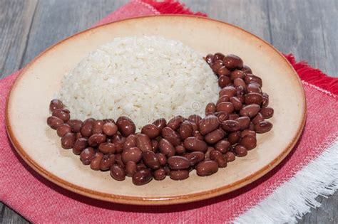 Bol de riz blanc avec des haricots rouges créoles
