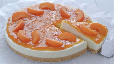 Gros plan sur un cheesecake aux abricots décoré