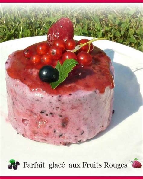 Assiette de parfait glacé aux fruits rouges