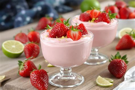 Verres de mousse bicolore (fraises et citron)