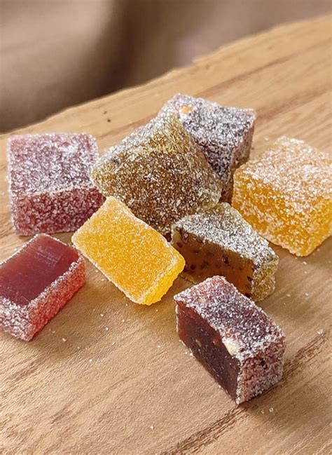 Assortiment de pâtes de fruits colorées et variées