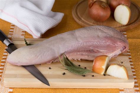 Une langue de bœuf crue et des légumes variés pour le bouillon