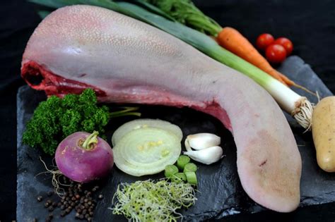 Une langue de bœuf trempant dans de l'eau vinaigrée