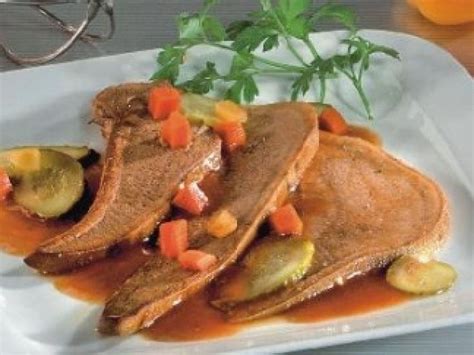 Des tranches de langue de bœuf nappées de sauce
