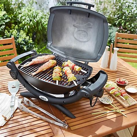 Une famille profitant d'un barbecue électrique sur une terrasse