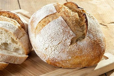 Comparaison visuelle entre une miche de pain blanc et une miche de pain au sarrasin