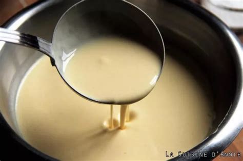 Un saladier contenant les ingrédients de la pâte à crêpes avant mélange